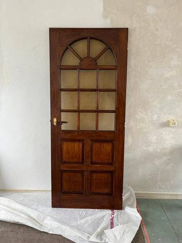 Klassieke houten binnendeur met glas-in-lood look beschikbaar voor biedingen