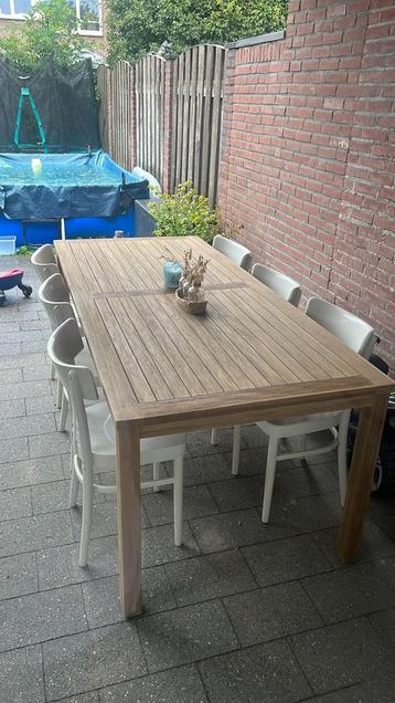 6 witte houten stoelen. beschikbaar voor biedingen