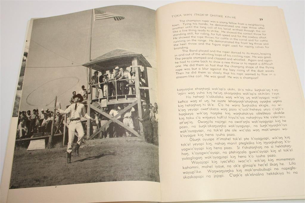 Zeldzaam Sioux Indianen Boek [1944] —Tweetalig Engels-Dakota, Ophalen of Verzenden, Gelezen