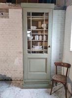 Hoge ondiepe smalle kast met glasdeur in het groen, Antiek en Kunst, Ophalen of Verzenden