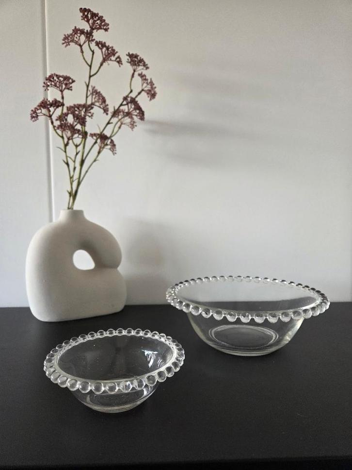 Set van 2 vintage glazen schaaltjes met bolletjesrand, Antiek en Kunst, Curiosa en Brocante, Ophalen of Verzenden