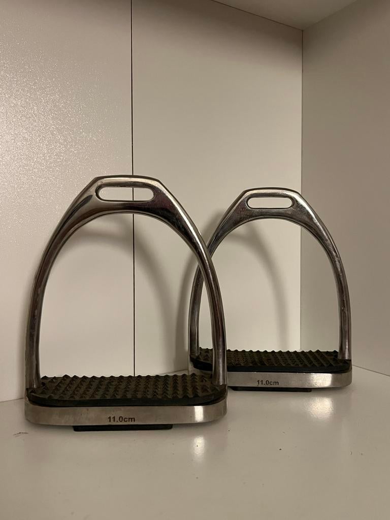 Harrys Horse RVS Stijgbeugels 11 cm Beugels Zwarte Blokjes, Ophalen of Verzenden, Zo goed als nieuw