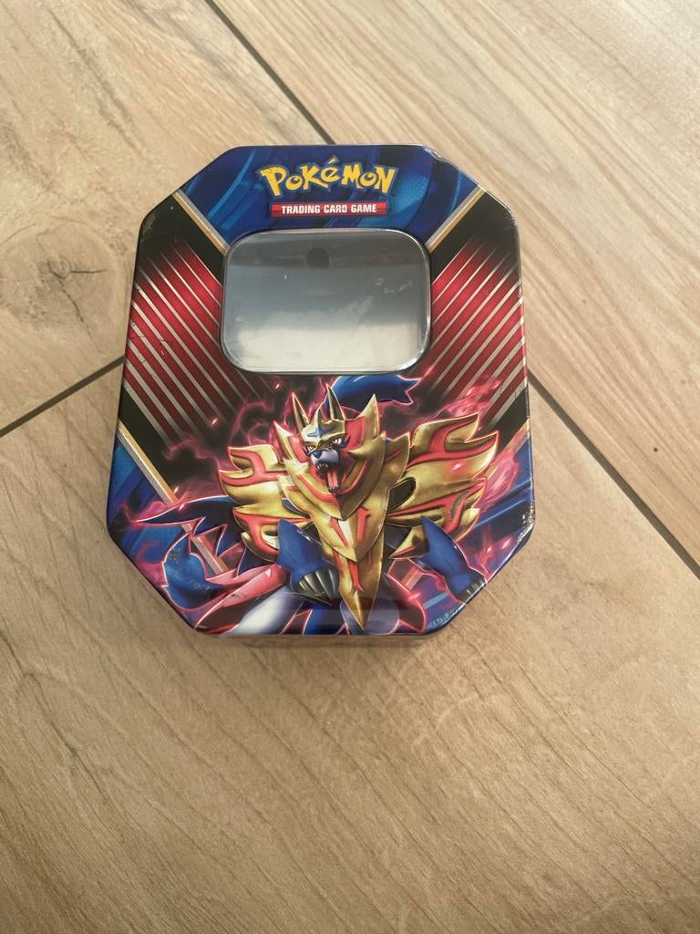 Pokémon TCG Tin Box met Sleeves en Kaarthoesjes, Ophalen of Verzenden, Gebruikt, Sleeves of Kaarthoesjes