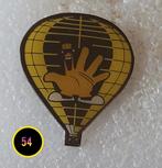 Vintage pin - Hand in Luchtballon, Verzenden, Gebruikt, Overige onderwerpen, Speldje of Pin