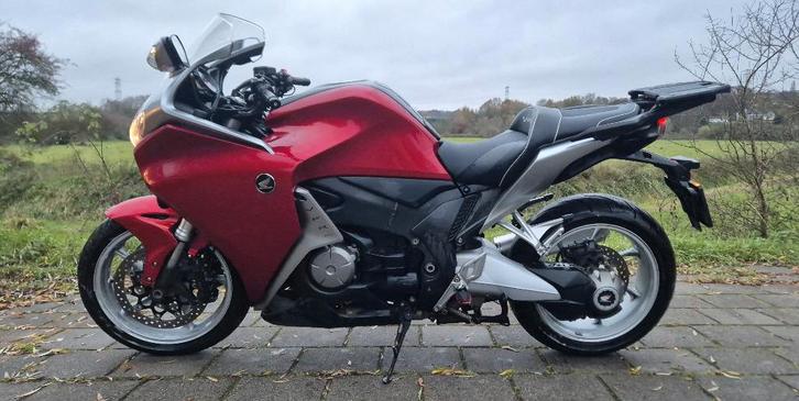 Het seizoen begint! Verwen jezelf met deze Honda VFR1200FD, Motoren, Motoren | Honda, Particulier, Toermotor, meer dan 35 kW, 4 cilinders