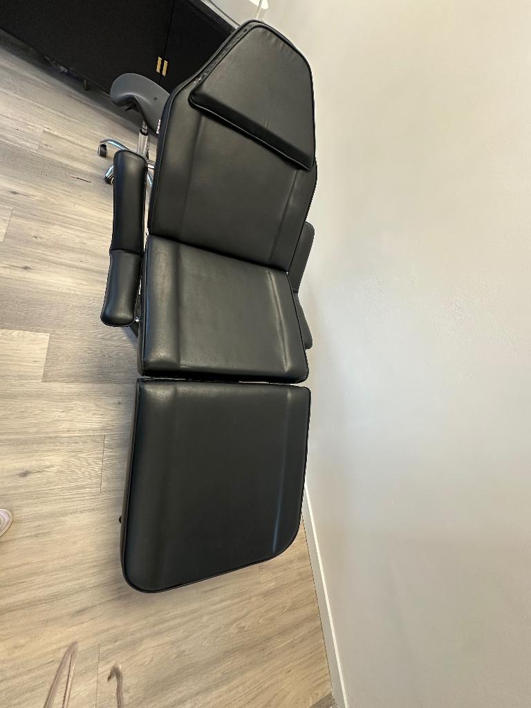 behandelstoel zwart, Ophalen, Zo goed als nieuw, Massagetafel