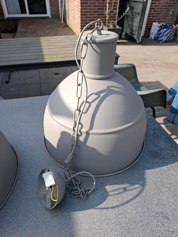 Grijze hanglamp met ketting - Industrieel design, Huis en Inrichting, Lampen | Hanglampen, Gebruikt, Minder dan 50 cm, Metaal