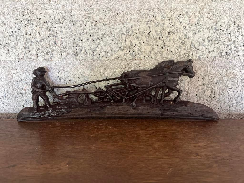 Metalen fronton met ploegende boer en paarden, Ophalen of Verzenden