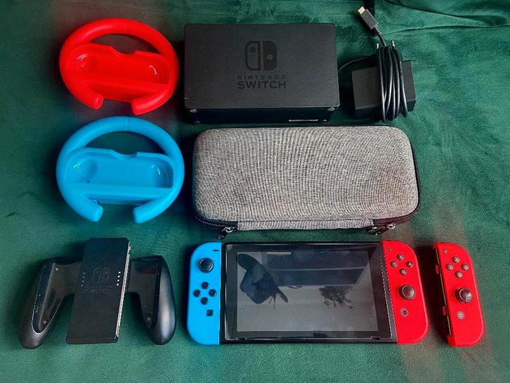 Switch met game en Accesoires, Spelcomputers en Games, Spelcomputers | Nintendo Switch, Zo goed als nieuw, Switch Original, Met 3 controllers of meer