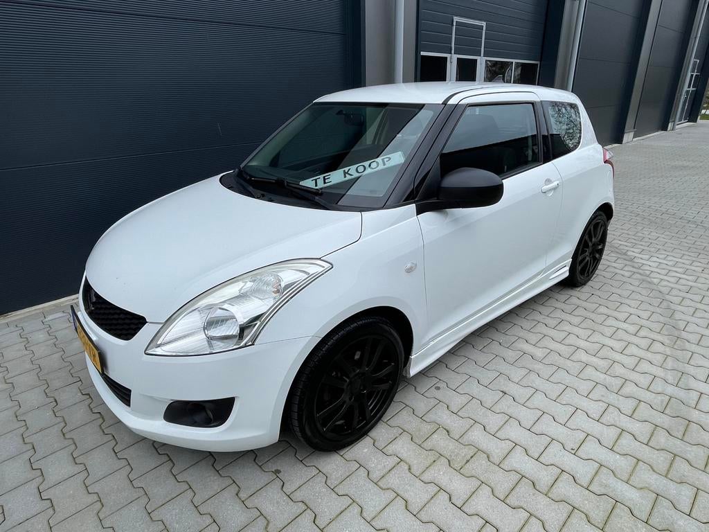 Suzuki Swift 1.2 SPORT 3-D 2011 EYE CATCHER  NIEUWE APK, Auto's, Voorwielaandrijving, Stof, 138 pk, Wit