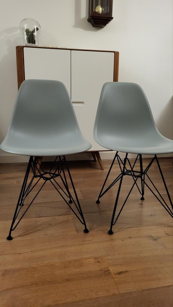Vitra Eames DSR moss grey met zwart onderstel, Huis en Inrichting, Stoelen, Ophalen, Gebruikt, Grijs, Twee
