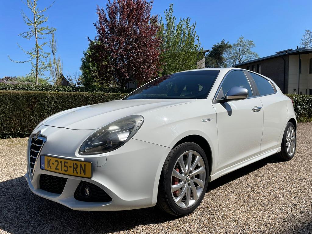 Alfa Romeo  Giulietta 1.4 T  2010 | LEER l CLIMA l, Voorwielaandrijving, Zwart, 4 cilinders, Wit