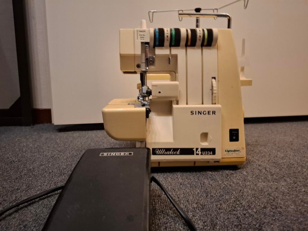Singer Ultralock 14U234 Lockmachine - Zo goed als nieuw, Hobby en Vrije tijd, Naaimachines en Toebehoren, Ophalen