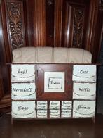 Oud kruidenkastje met lades, Ophalen