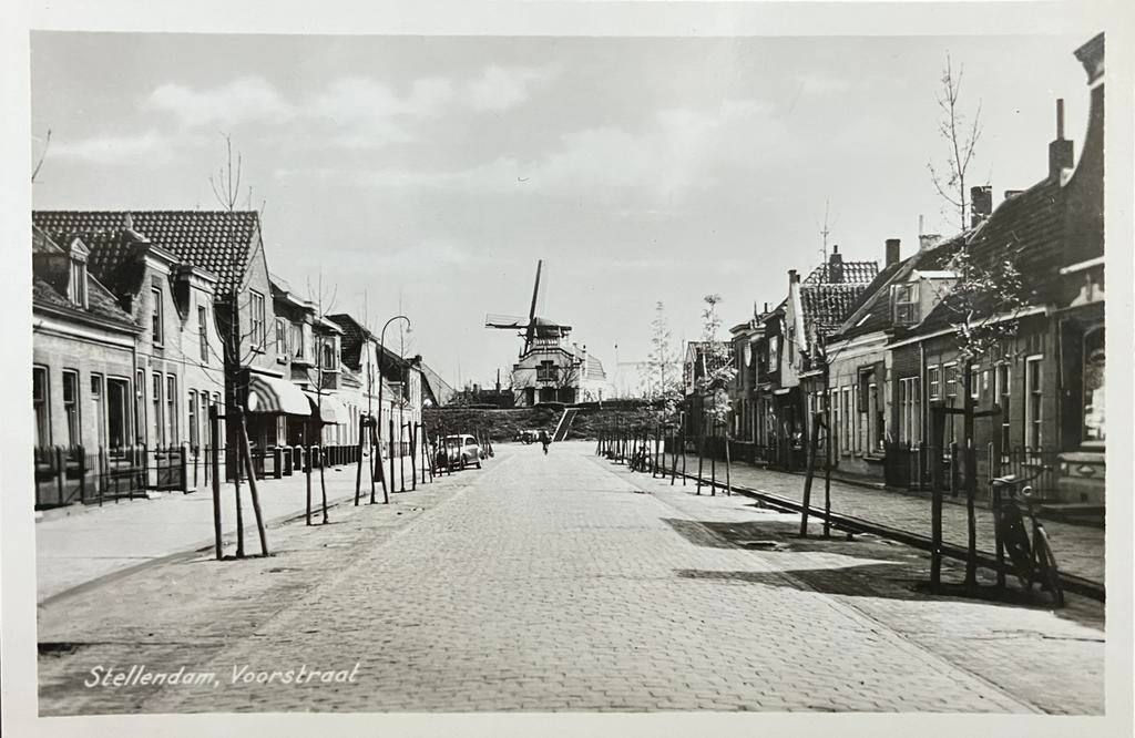Oude Ansichtkaart Stellendam Voorstraat met Molen, Verzamelen, Ansichtkaarten | Nederland, Ophalen of Verzenden, 1940 tot 1960