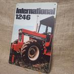 International 1246 - metalen wandbord, Metaal, 30 cm, 20 cm, Meerkleurig