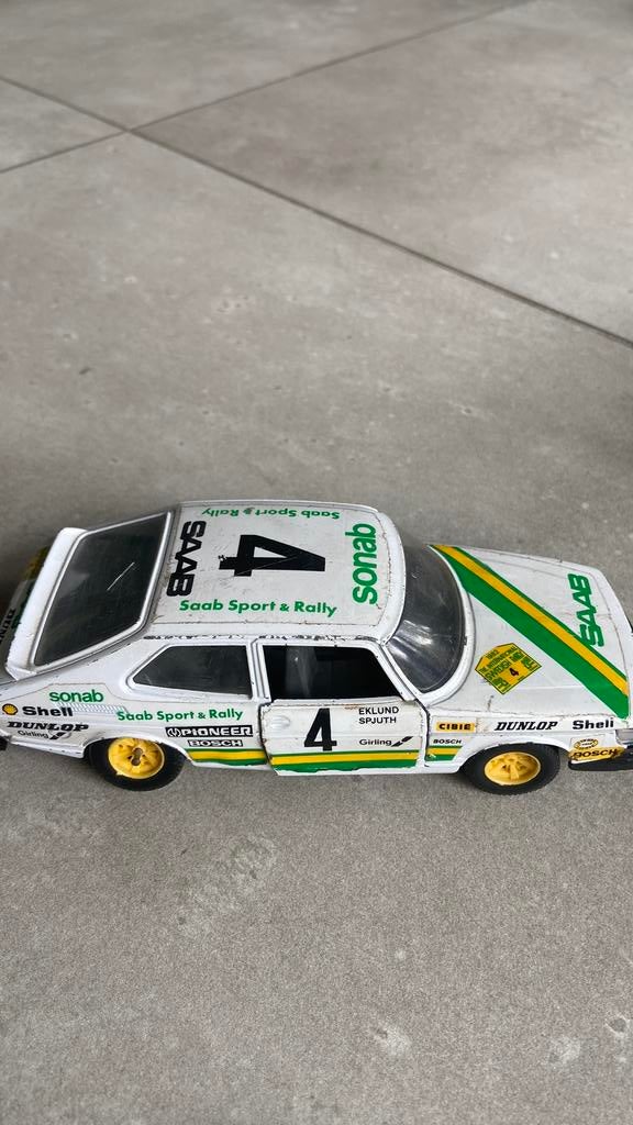 Mooie modelauto, wel veel gebruikt. Uit de jaren 60, Hobby en Vrije tijd, Modelauto's | 1:24, Ophalen of Verzenden, Zo goed als nieuw