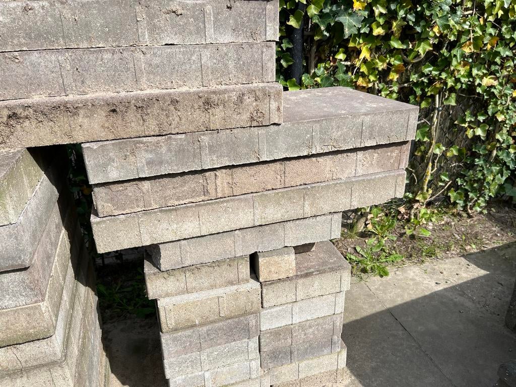 Gratis Gebruikte betontegels voor terras of pad, Tuin en Terras, Tegels en Klinkers, Ophalen, Gebruikt, 10 m² of meer, Beton