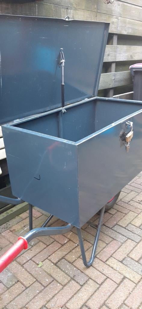 Stevige kruiwagen met opbergbak en deksel, Tuin en Terras, Kruiwagens, Ophalen of Verzenden, Gebruikt