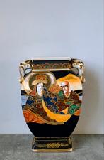 Kleurrijke Chinese Vaas met Gedetailleerde Afbeeldinge, Ophalen of Verzenden