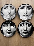 4 grafische porseleinen borden naar Fornasetti, Ophalen of Verzenden, Zo goed als nieuw, Bord(en), Overige stijlen