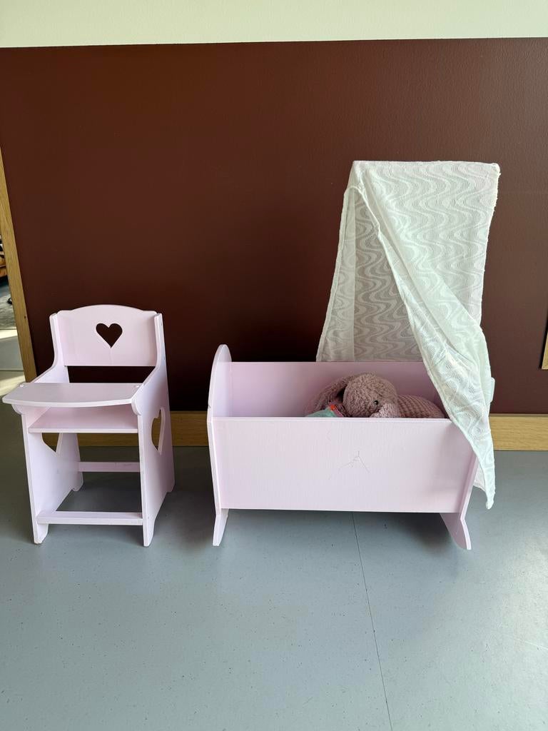 Poppenbedje en tafelstoel roze, Kinderen en Baby's, Ophalen of Verzenden, Gebruikt, Overige typen
