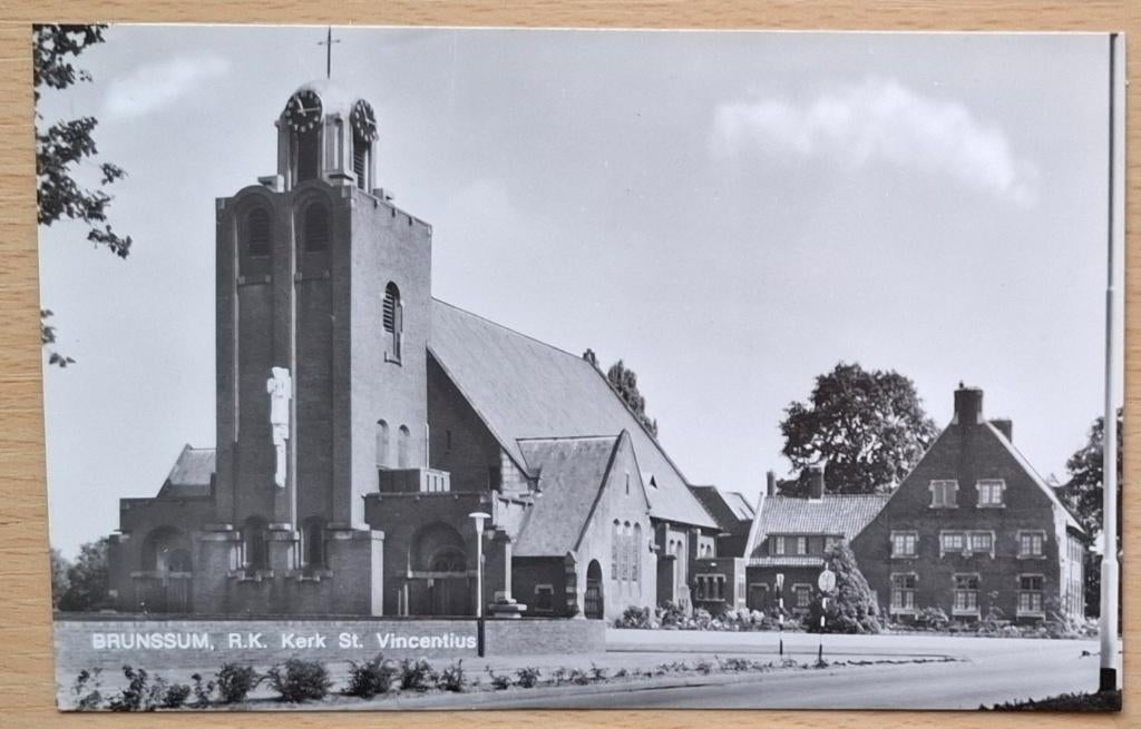 Ansichtkaart St Vincentius kerk Brunssum, Verzenden, 1960 tot 1980, Ongelopen, Gebouw