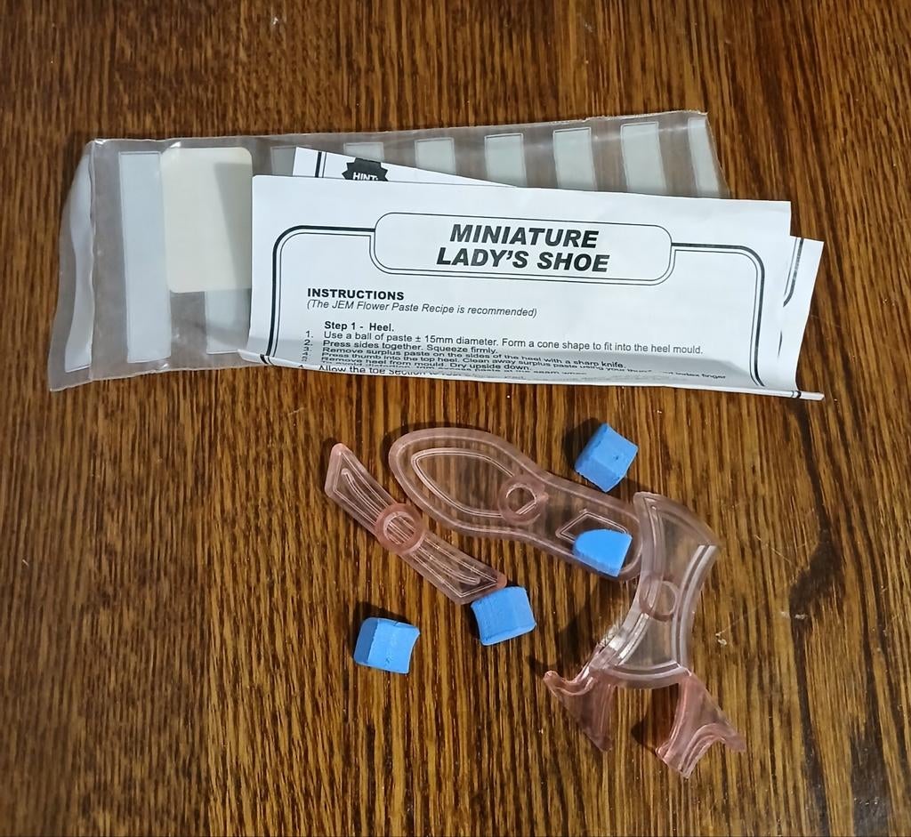 Mal voor miniatuur hakschoenen op taart of cupcakes, Hobby en Vrije tijd, Taarten en Cupcakes maken, Zo goed als nieuw, Versiering