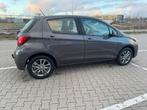 Toyota Yaris 1.3 73KW 5DR 2016 Grijs, Auto's, Toyota, 40 €/maand, Zwart, 4 cilinders, Handgeschakeld