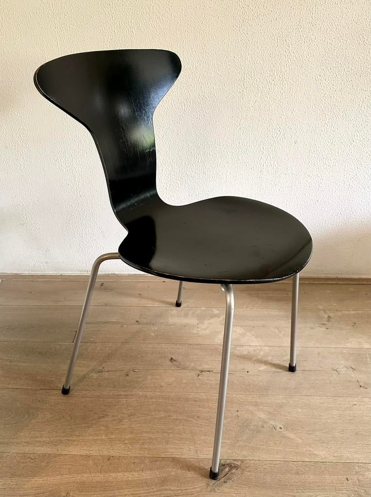 Arne Jacobsen Deens design stoel "Mug", Huis en Inrichting, Stoelen, Ophalen, Vintage Deens design, Gebruikt, Zwart