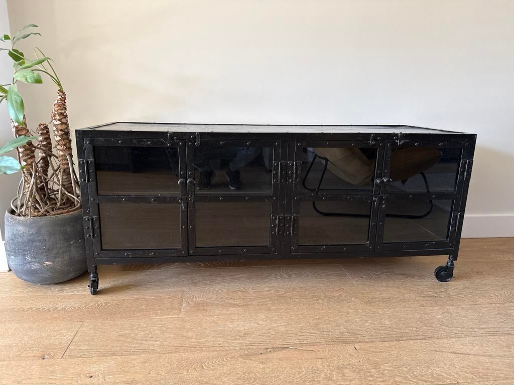 Industriële TV-kast met zwart metalen frame en glazen deuren, Ophalen, Gebruikt, 100 tot 150 cm, Minder dan 100 cm