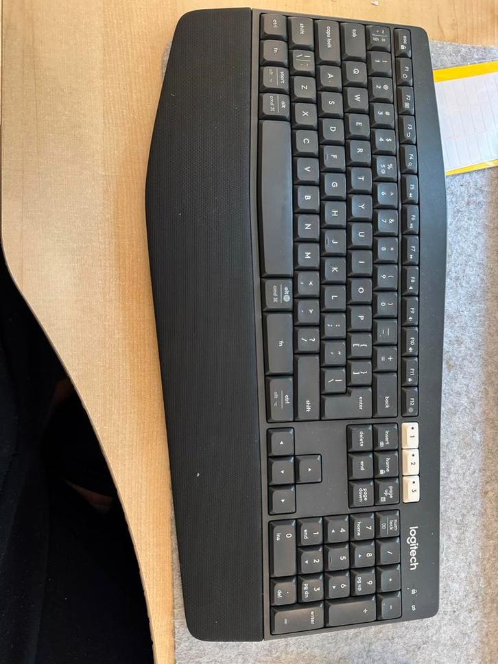 Logitech K850 toetsenbord, Computers en Software, Toetsenborden, Zo goed als nieuw, Qwerty, Draadloos, Multimediatoetsen, Ophalen of Verzenden