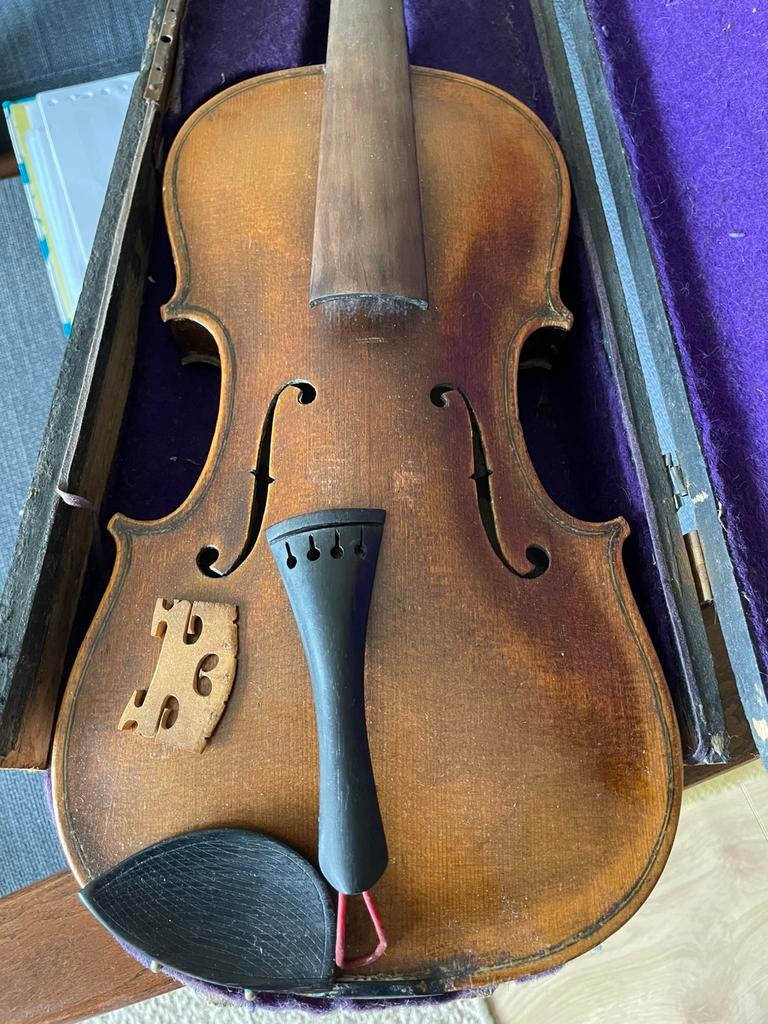 Oude viool in kapotte houten koffer, Muziek en Instrumenten, Strijkinstrumenten | Violen en Altviolen, Gebruikt, Viool, Ophalen of Verzenden