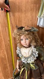 Unieke pop. Op standaard, Verzamelen, Poppen, Ophalen, Zo goed als nieuw, Pop