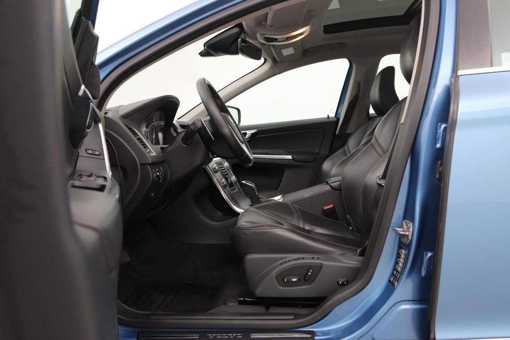 Volvo XC60 D4 FWD Polar+ | Aut | Trekhaak | Panoramadak | Le, Auto's, 1969 cc, Blauw, Leder, Bedrijf
