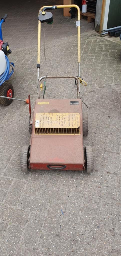Verticuteermachine met veertjes en messen., Ophalen, Gebruikt, Elektrisch, Wolf Garten, Gardena