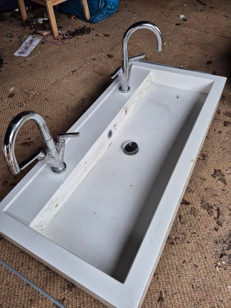 Wastafel met dubbele kranen, Doe-het-zelf en Verbouw, Sanitair, Gebruikt, Wastafel, Chroom, Ophalen