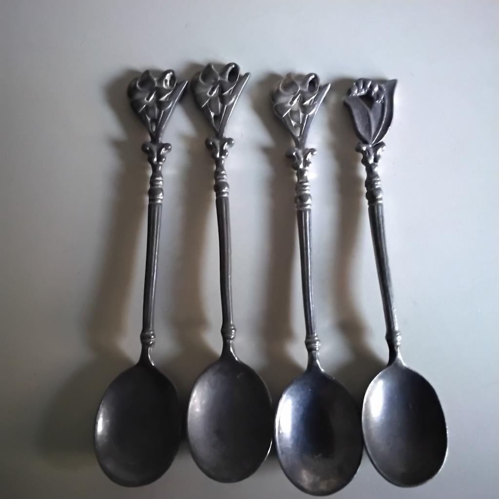 4 tinnen lepeltjes  met rozen, Ophalen of Verzenden, Zo goed als nieuw, Rvs of Chroom