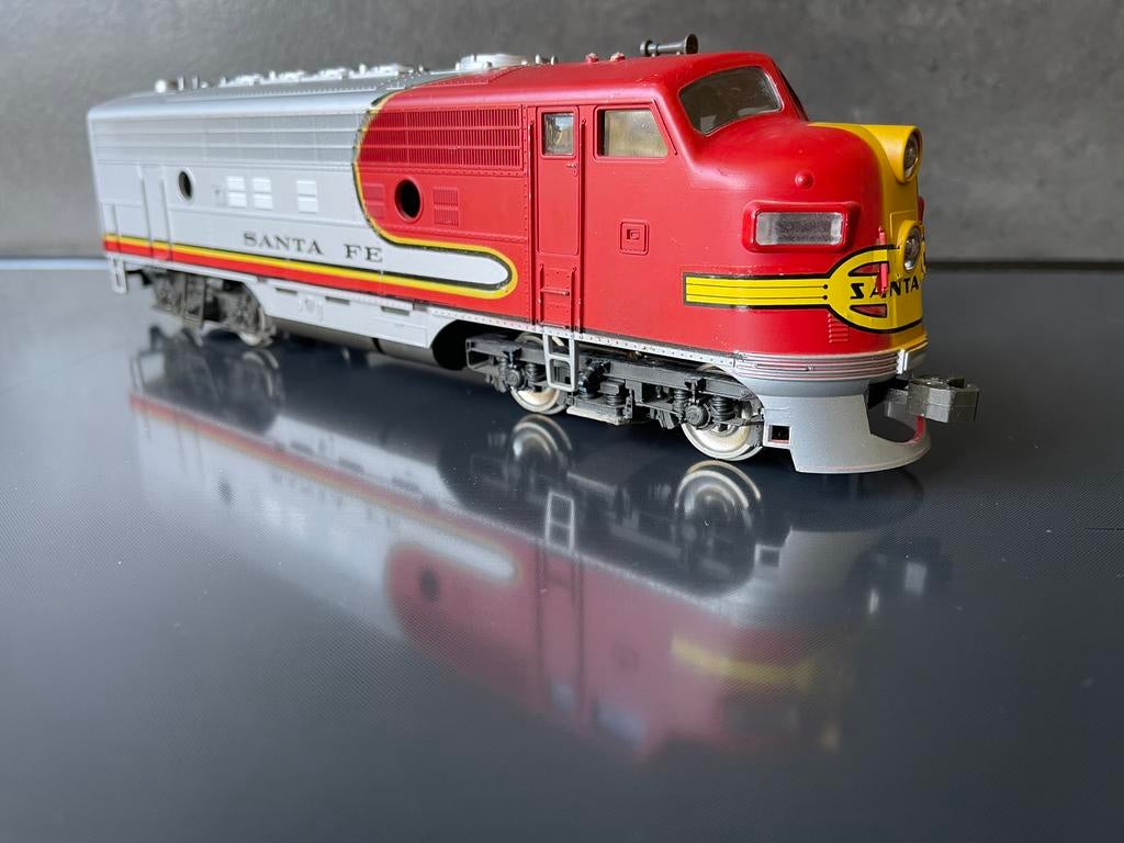 Santa Fé EMD F9 diesel lokomotief ATLAS spoor 0, Hobby en Vrije tijd, Modeltreinen | Overige schalen, Overige merken, Gebruikt