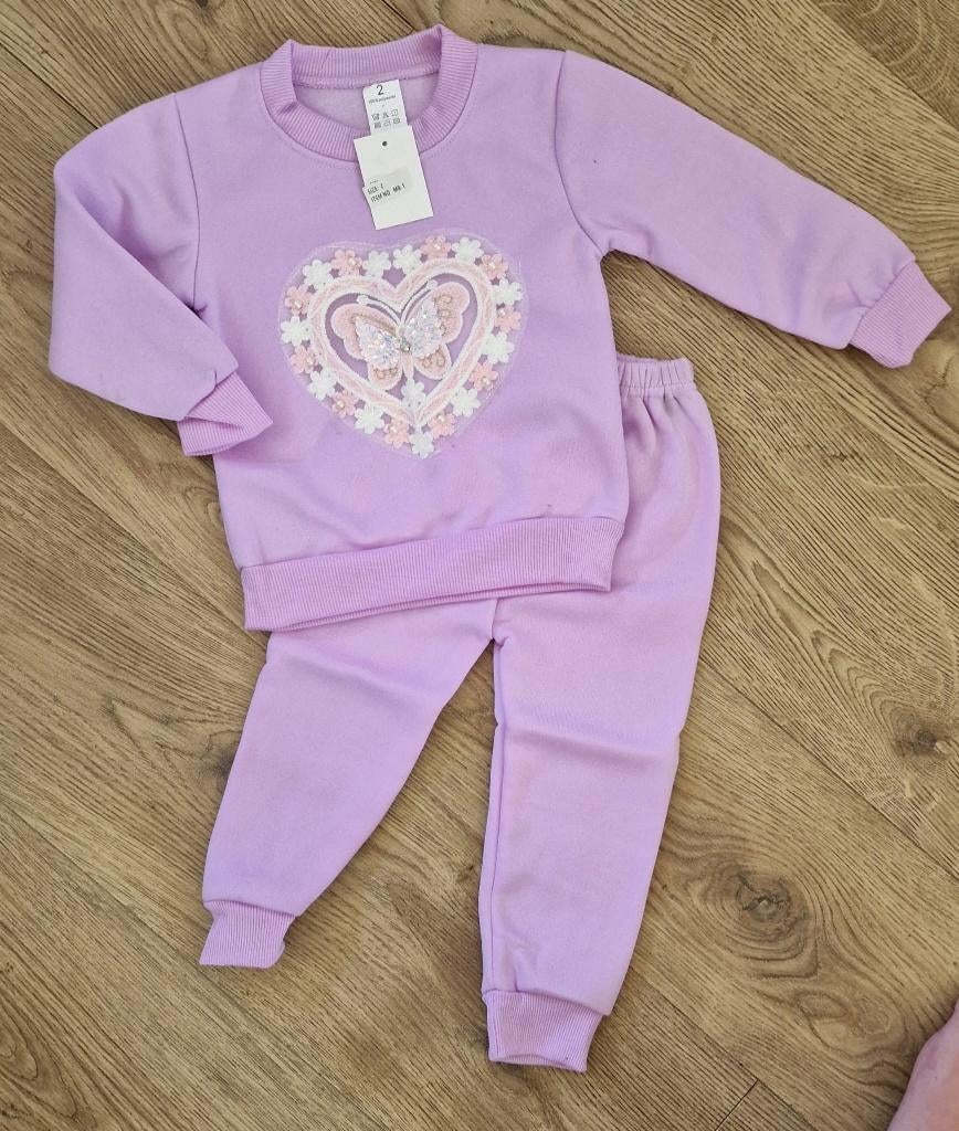 2 Delig trainingspak hart vlinder - paars mt 110/116, Kinderen en Baby's, Kinderkleding | Maat 110, Meisje, Nieuw, Ophalen of Verzenden