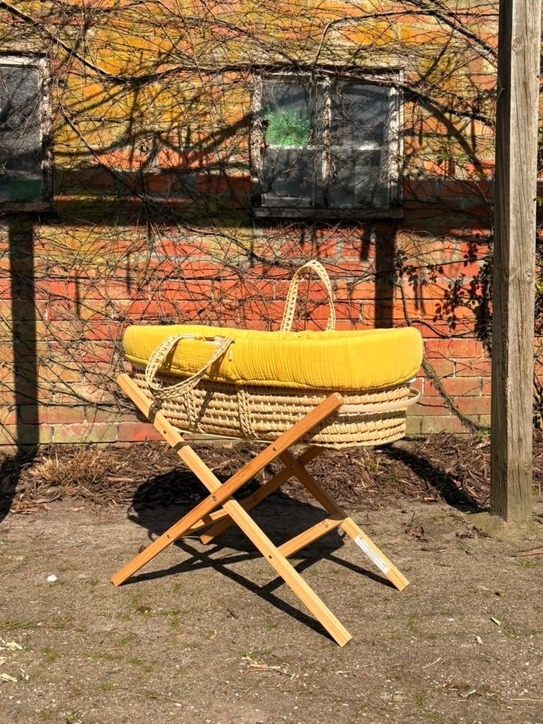 Gele Mozes Mand op Houten Standaard, Kinderen en Baby's, Babywiegjes en Ledikanten, Ophalen, Gebruikt, Wieg