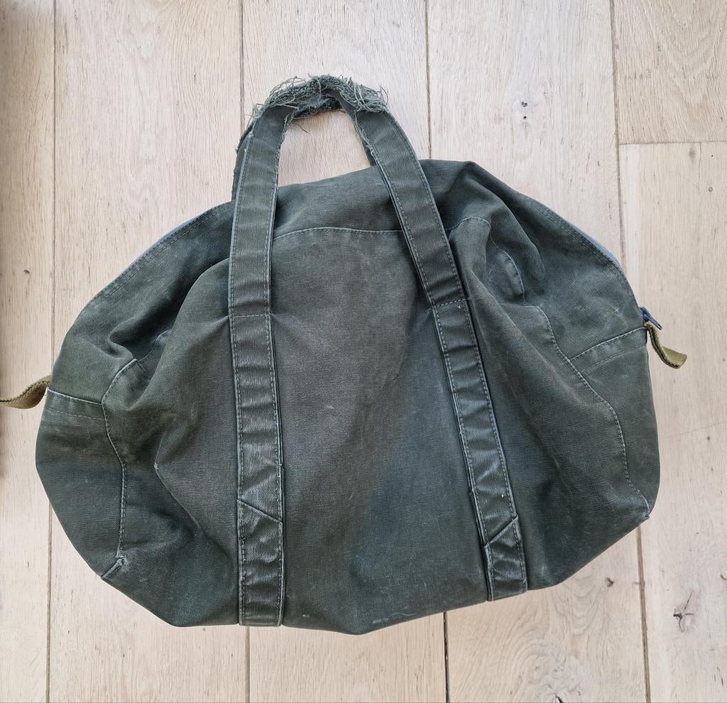 Oude helmtas klu, Ophalen of Verzenden, Luchtmacht, Nederland, Embleem of Badge