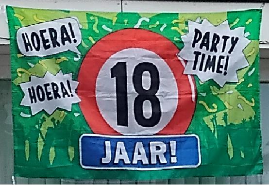 vlag 18 jaar, Hobby en Vrije tijd, Feestartikelen, Ophalen of Verzenden, Gebruikt, Versiering, Verjaardag