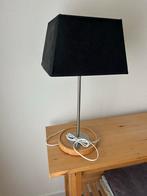 Moderne tafellamp met zwarte kap en houten voet, Huis en Inrichting, Lampen | Tafellampen, Ophalen, Zo goed als nieuw, Hout, 50 tot 75 cm