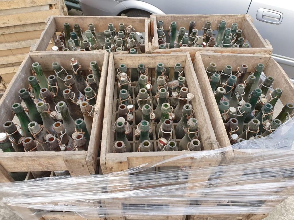 Oude flessen in krat, Antiek en Kunst, Ophalen