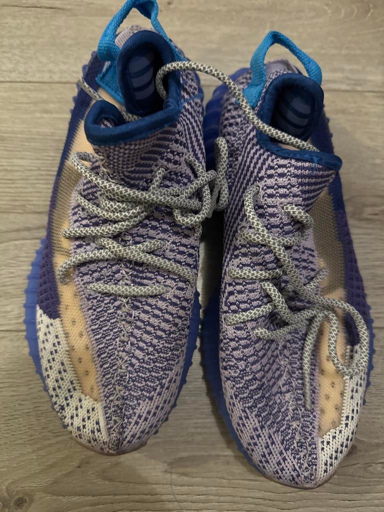 Paarse en blauwe adidas yeezy, Kleding | Dames, Schoenen, Ophalen of Verzenden, Nieuw, Sneakers of Gympen