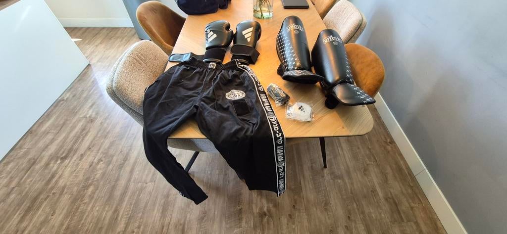 Krav Maga/ kickbox vechtsportuitrusting, Sport en Fitness, Vechtsporten en Zelfverdediging, Overige, Zo goed als nieuw, Vechtsportkleding