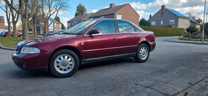 Audi A4 1.8 20V 92KW 2001 Rood, Auto's, Audi, Particulier, A4, Centrale vergrendeling, Climate control, Elektrische ramen, Radio