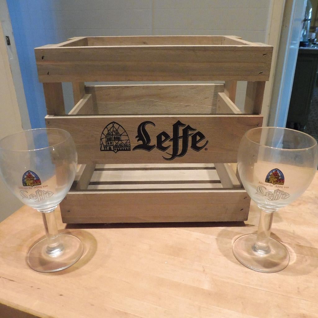 Twee Leffe bierglazen met kratje decoratie, Ophalen of Verzenden