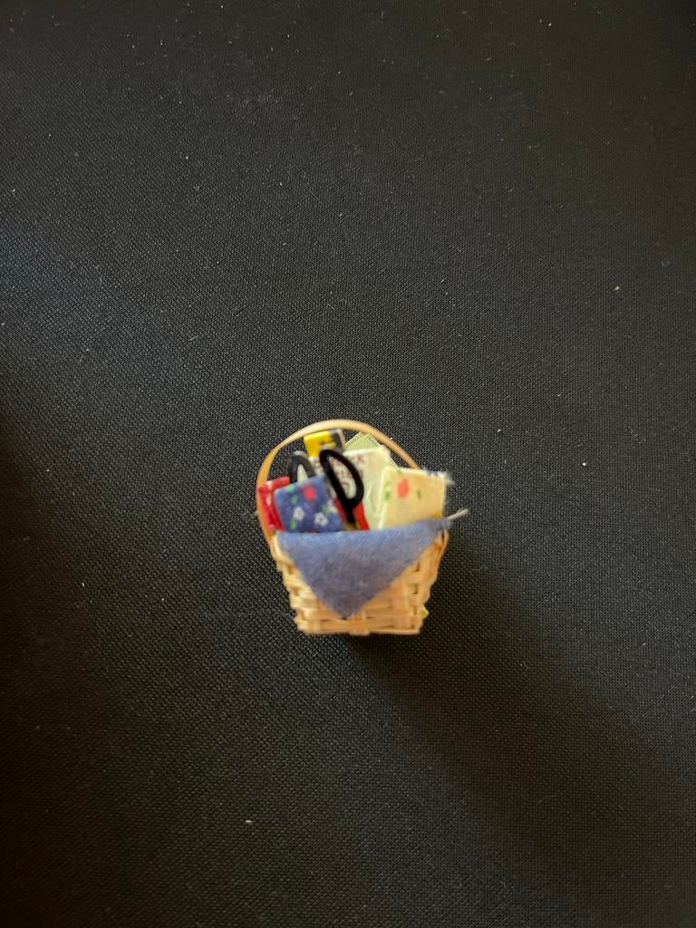 Miniatuur naaimandje met fournituren voor poppenhuis, Ophalen of Verzenden, Zo goed als nieuw